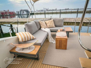 Motoryacht-Futura-Urlaub-im-Yachthafen
